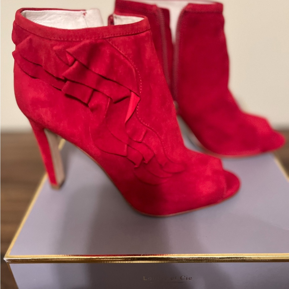 Louise et Cie red Peep toe ankle bootie like new